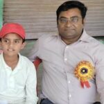 जालौन की खेल प्रतिभा का परचम: कक्षा 4 के छात्र समर्पित द्विवेदी का प्रतिष्ठित 'केके शर्मा वत्स स्पोर्ट्स एकेडमी' के लिए हुआ चयन जालौन के डीडी मैमोरियल पब्लिक स्कूल के कक्षा 4 के छात्र समर्पित द्विवेदी, जिनका चयन आगरा की प्रतिष्ठित केके शर्मा वत्स स्पोर्ट्स एकेडमी में हुआ है, वे विद्यालय संचालक डॉ. हरेंद्र सिंह के साथ खड़े हैं