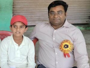 जालौन के डीडी मैमोरियल पब्लिक स्कूल के कक्षा 4 के छात्र समर्पित द्विवेदी, जिनका चयन आगरा की प्रतिष्ठित केके शर्मा वत्स स्पोर्ट्स एकेडमी में हुआ है, वे विद्यालय संचालक डॉ. हरेंद्र सिंह के साथ खड़े हैं