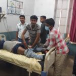 कोंच-उरई मार्ग पर दुर्घटनाग्रस्त बाइक और मौके पर जुटी भीड़ का दृश्य