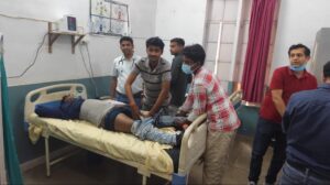 कोंच-उरई मार्ग पर दुर्घटनाग्रस्त बाइक और मौके पर जुटी भीड़ का दृश्य