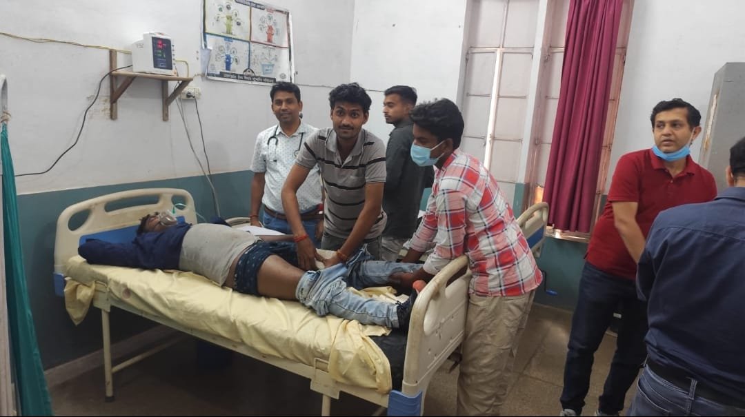 कोंच-उरई मार्ग पर दुर्घटनाग्रस्त बाइक और मौके पर जुटी भीड़ का दृश्य