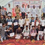 उरई के दयानंद वैदिक कॉलेज में आयोजित भव्य रोजगार मेले के दौरान नियुक्ति पत्र वितरित करते जिला पंचायत अध्यक्ष डॉ. घनश्याम अनुरागी, विधायक मूलचंद्र निरंजन और जिलाधिकारी राजेश कुमार पाण्डेय।