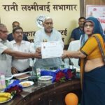 उरई के विकास भवन में विश्व क्षय रोग दिवस के अवसर पर जनप्रतिनिधियों द्वारा टीबी मरीजों को पोषण पोटली वितरित करते हुए और स्वास्थ्य जागरूकता अभियान का शुभारंभ करते हुए