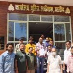 अखिल भारतीय उद्योग व्यापार मंडल के प्रतिनिधि और सर्राफा व्यापारी जालौन पुलिस अधीक्षक को ज्ञापन सौंपते हुए, जहाँ व्यापारियों के चेहरे पर चिंता और सुरक्षा की मांग स्पष्ट रूप से देखी जा सकती है