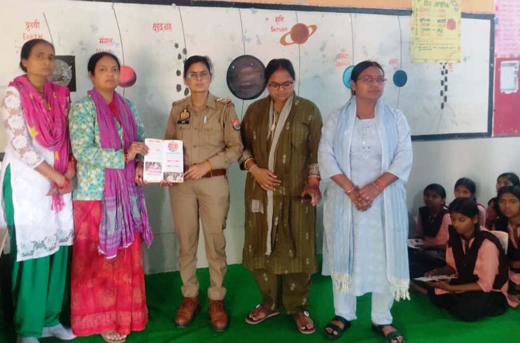 जालौन में पुलिस की एंटी रोमियो टीम द्वारा कस्तूरबा गांधी आवासीय विद्यालय की छात्राओं को सुरक्षा संबंधी पम्पलेट वितरित करते हुए