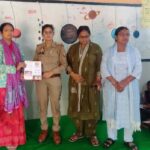 मिशन शक्ति: जालौन पुलिस ने कस्तूरबा विद्यालय की छात्राओं को सिखाए सुरक्षा के गुर, हेल्पलाइन नंबरों की दी जानकारी जालौन में पुलिस की एंटी रोमियो टीम द्वारा कस्तूरबा गांधी आवासीय विद्यालय की छात्राओं को सुरक्षा संबंधी पम्पलेट वितरित करते हुए