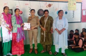जालौन में पुलिस की एंटी रोमियो टीम द्वारा कस्तूरबा गांधी आवासीय विद्यालय की छात्राओं को सुरक्षा संबंधी पम्पलेट वितरित करते हुए
