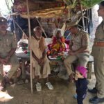 खाकी का मानवीय चेहरा: जालौन में बुजुर्ग दम्पति के लिए देवदूत बनी कुठौंद पुलिस, दी गई हर संभव मदद जालौन के कुठौंद थाना प्रभारी निरीक्षक जगदंबा प्रसाद दुबे और उनकी टीम एक जरूरतमंद बुजुर्ग दम्पति को राशन और सहायता राशि सौंपते हुए