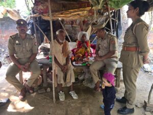 जालौन के कुठौंद थाना प्रभारी निरीक्षक जगदंबा प्रसाद दुबे और उनकी टीम एक जरूरतमंद बुजुर्ग दम्पति को राशन और सहायता राशि सौंपते हुए
