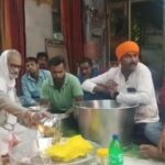 जालौन के प्राचीन देवी मंदिर में चैत्र नवरात्र के छठे दिन मां कात्यायनी की पूजा-अर्चना करते हुए श्रद्धालु और मंदिर में उमड़ी भक्तों की भारी भीड़