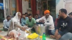 जालौन के प्राचीन देवी मंदिर में चैत्र नवरात्र के छठे दिन मां कात्यायनी की पूजा-अर्चना करते हुए श्रद्धालु और मंदिर में उमड़ी भक्तों की भारी भीड़