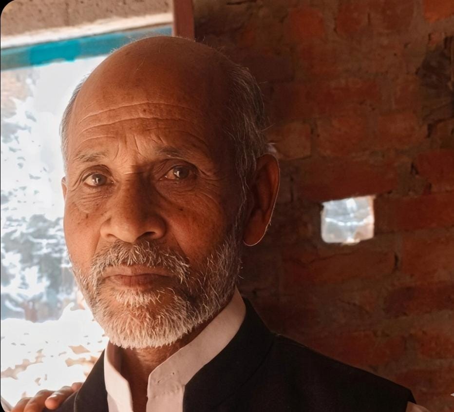 जालौन के चुर्खी थाना क्षेत्र में सड़क हादसे के बाद घटनास्थल पर जुटी ग्रामीणों की भीड़ और पुलिस द्वारा जांच की कार्रवाई का दृश्य