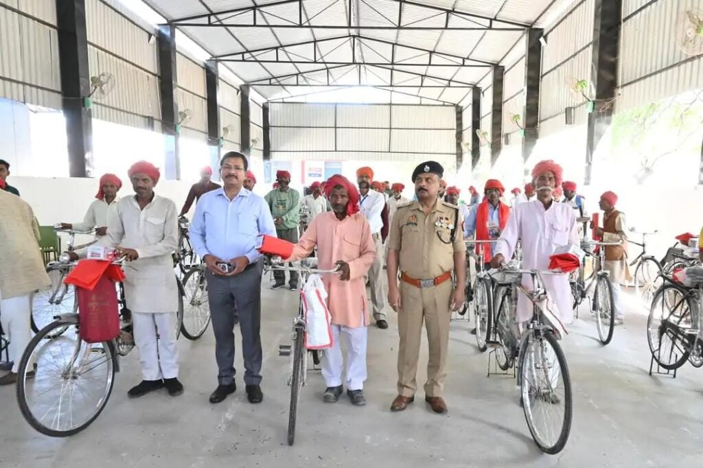 जालौन में नवरात्रि सुरक्षा का पुख्ता इंतजाम: डीएम और एसपी ने पुलिस चौकीदारों को सम्मानित कर बढ़ाया मनोबल news image जालौन में आयोजित सम्मान समारोह में जिलाधिकारी राजेश कुमार पाण्डेय और पुलिस अधीक्षक डॉ. दुर्गेश कुमार चौकीदारों को साइकिल, टॉर्च और साफा वितरित करते हुए