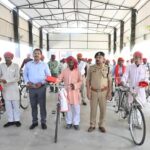 जालौन में नवरात्रि सुरक्षा का पुख्ता इंतजाम: डीएम और एसपी ने पुलिस चौकीदारों को सम्मानित कर बढ़ाया मनोबल जालौन में आयोजित सम्मान समारोह में जिलाधिकारी राजेश कुमार पाण्डेय और पुलिस अधीक्षक डॉ. दुर्गेश कुमार चौकीदारों को साइकिल, टॉर्च और साफा वितरित करते हुए