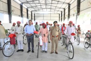 जालौन में आयोजित सम्मान समारोह में जिलाधिकारी राजेश कुमार पाण्डेय और पुलिस अधीक्षक डॉ. दुर्गेश कुमार चौकीदारों को साइकिल, टॉर्च और साफा वितरित करते हुए