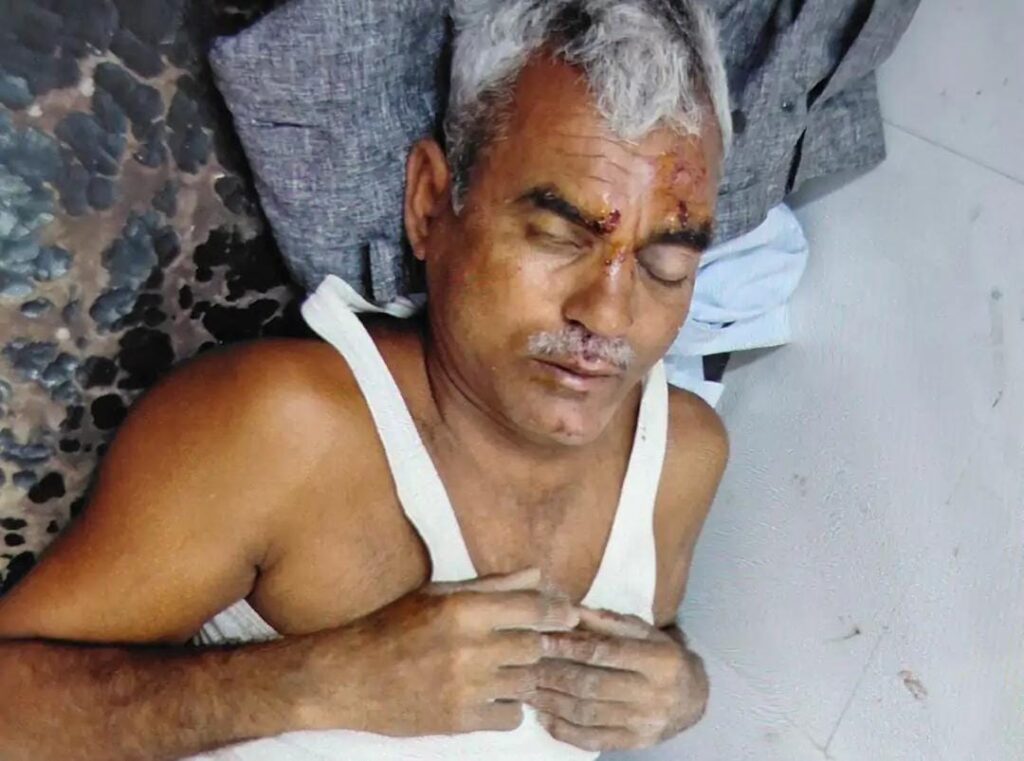 जालौन: तेज रफ्तार ट्रक ने ट्रैक्टर में मारी जोरदार टक्कर, भूसा उतार रहे दो लोग गंभीर रूप से घायल news image जालौन के रामपुरा क्षेत्र में माधौगढ़ रोड पर दुर्घटनाग्रस्त हुए ट्रैक्टर और सड़क पर बिखरा हुआ भूसा, जिसके पास पुलिस बल राहत कार्य में जुटा है।