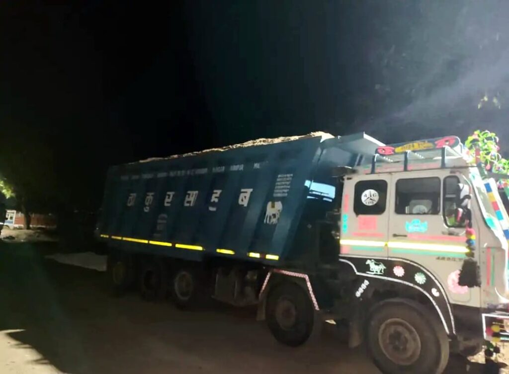 जालौन: कालपी प्रशासन का बड़ा प्रहार, अवैध बालू से लदे 6 ओवरलोड ट्रक किए गए सीज news image जालौन के कालपी में उपजिलाधिकारी मनोज कुमार सिंह के नेतृत्व में प्रशासन और पुलिस टीम द्वारा पकड़े गए अवैध बालू लदे ट्रकों की कतार, गल्ला मंडी परिसर में खड़ी सीज गाड़ियाँ