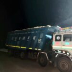 जालौन के कालपी में उपजिलाधिकारी मनोज कुमार सिंह के नेतृत्व में प्रशासन और पुलिस टीम द्वारा पकड़े गए अवैध बालू लदे ट्रकों की कतार, गल्ला मंडी परिसर में खड़ी सीज गाड़ियाँ