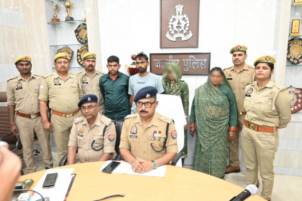 जालौन के कैलिया थाने में पुलिस अधिकारियों द्वारा हत्या के मामले में गिरफ्तार किए गए चार आरोपियों को मीडिया के समक्ष पेश करते हुए