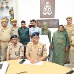 जालौन: कैलिया पुलिस ने 72 घंटे में सुलझाई अधजले शव की गुत्थी, चार आरोपी गिरफ्तार जालौन के कैलिया थाने में पुलिस अधिकारियों द्वारा हत्या के मामले में गिरफ्तार किए गए चार आरोपियों को मीडिया के समक्ष पेश करते हुए