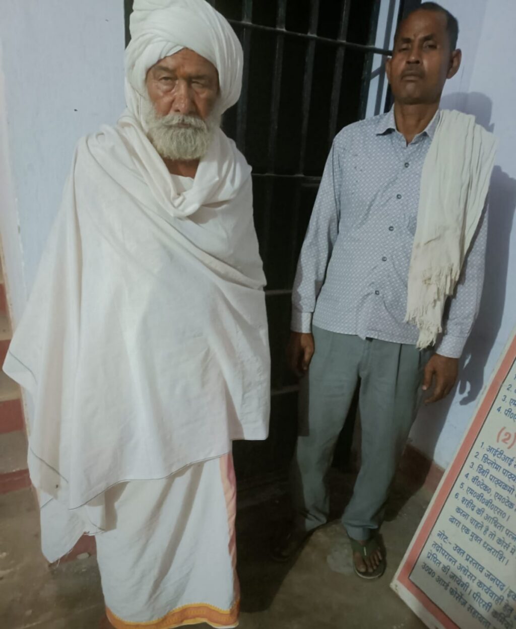 जालौन के थाना कोटरा पुलिस द्वारा गौवंश पर अत्याचार के आरोपी महंत भगवान दास उर्फ फलाहारी बाबा और उनके सहयोगी को हिरासत में ले जाने के बाद पुलिस चौकी पर खड़ी पुलिस टीम