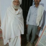 जालौन के थाना कोटरा पुलिस द्वारा गौवंश पर अत्याचार के आरोपी महंत भगवान दास उर्फ फलाहारी बाबा और उनके सहयोगी को हिरासत में ले जाने के बाद पुलिस चौकी पर खड़ी पुलिस टीम