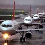 लखनऊ के चौधरी चरण सिंह अंतरराष्ट्रीय हवाई अड्डे पर खड़ी अंतरराष्ट्रीय विमान सेवा, मध्य पूर्व में बढ़ते तनाव के कारण उड़ानें रद्द होने के बाद खाली पड़ा टर्मिनल क्षेत्र।