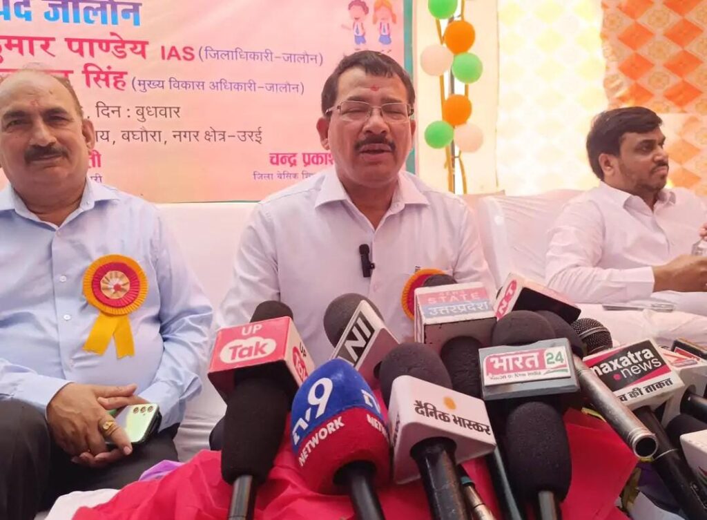 जालौन में शिक्षा की नई अलख: ‘स्कूल चलो अभियान’ का हुआ भव्य आगाज़, 14 हजार नामांकन का लक्ष्य news image जालौन के जिलाधिकारी राजेश कुमार पांडेय बघौरा स्थित कंपोजिट विद्यालय में बच्चों को स्कूल बैग और किताबें वितरित करते हुए और 'स्कूल चलो अभियान' का शुभारंभ करते हुए