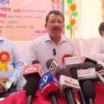 जालौन में शिक्षा की नई अलख: ‘स्कूल चलो अभियान’ का हुआ भव्य आगाज़, 14 हजार नामांकन का लक्ष्य जालौन के जिलाधिकारी राजेश कुमार पांडेय बघौरा स्थित कंपोजिट विद्यालय में बच्चों को स्कूल बैग और किताबें वितरित करते हुए और 'स्कूल चलो अभियान' का शुभारंभ करते हुए