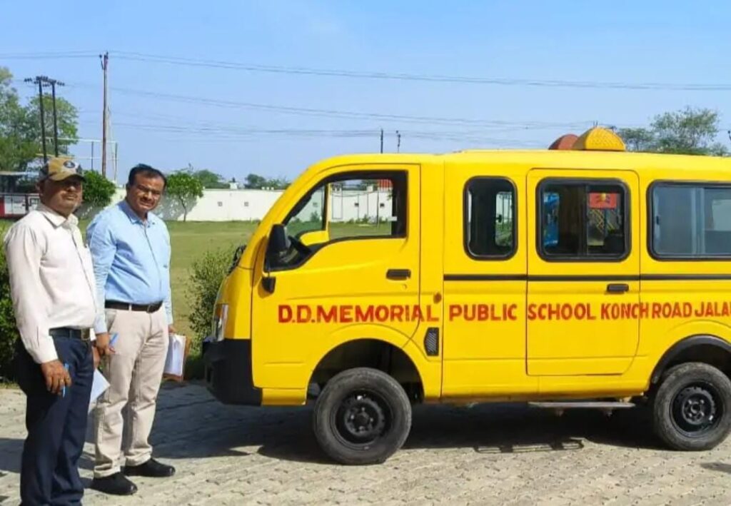 जालौन में स्कूली बच्चों की सुरक्षा को लेकर आरटीओ सख्त: 15 अप्रैल तक चलेगा विशेष फिटनेस जांच अभियान news image जालौन में आरटीओ विभाग द्वारा स्कूली बसों की फिटनेस और सुरक्षा मानकों की सघन जांच करते अधिकारी