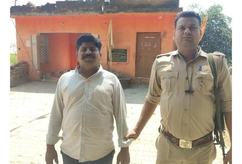 जालौन में सोशल मीडिया के जरिए दोस्ती के बाद युवती से छेड़छाड़ करने वाले आरोपी को गिरफ्तार कर ले जाती पुलिस टीम और बरामद अवैध तमंचा