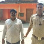 जालौन: सोशल मीडिया की 'दोस्ती' बनी आफत, घर में घुसकर युवती से छेड़छाड़ और अवैध तमंचे से दी धमकी; आरोपी गिरफ्तार जालौन में सोशल मीडिया के जरिए दोस्ती के बाद युवती से छेड़छाड़ करने वाले आरोपी को गिरफ्तार कर ले जाती पुलिस टीम और बरामद अवैध तमंचा