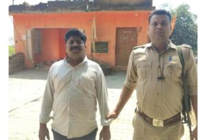 जालौन में सोशल मीडिया के जरिए दोस्ती के बाद युवती से छेड़छाड़ करने वाले आरोपी को गिरफ्तार कर ले जाती पुलिस टीम और बरामद अवैध तमंचा