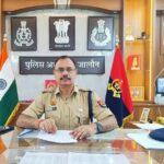 जालौन को मिले नए कप्तान: विनय कुमार सिंह ने संभाली जिले की कमान, कानून व्यवस्था को सुदृढ़ बनाना पहली प्राथमिकता जालौन के नवनियुक्त पुलिस अधीक्षक विनय कुमार सिंह कार्यालय में कार्यभार ग्रहण करते हुए और पुलिस अधिकारियों से संवाद करते हुए