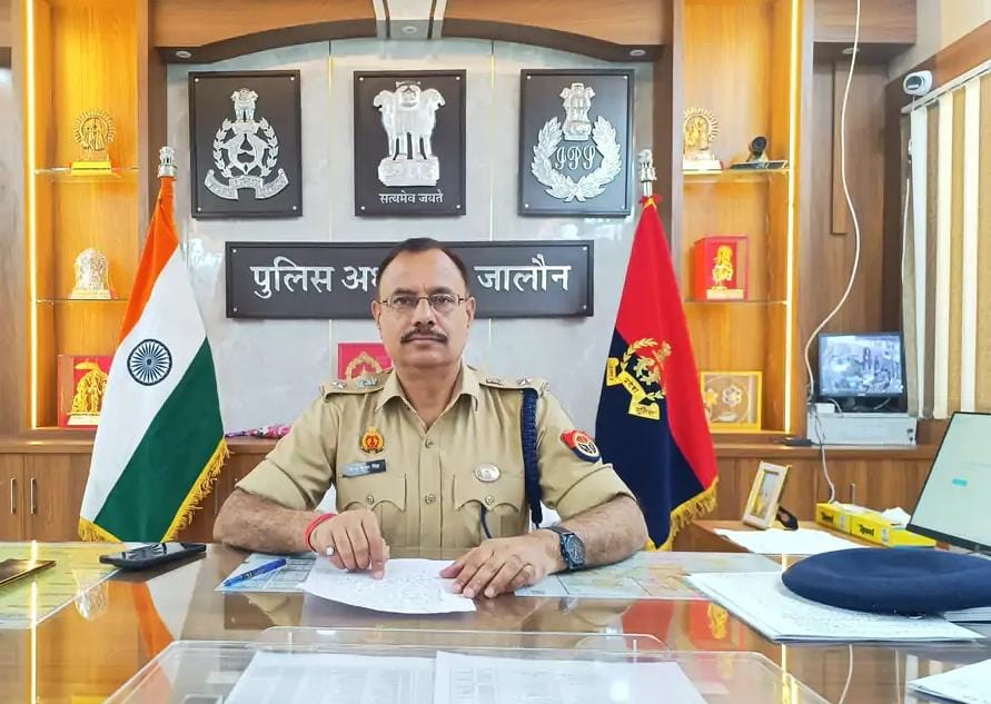 जालौन के नवनियुक्त पुलिस अधीक्षक विनय कुमार सिंह कार्यालय में कार्यभार ग्रहण करते हुए और पुलिस अधिकारियों से संवाद करते हुए