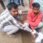 जालौन के उरई में एटीएम मशीन के साथ छेड़छाड़ करते पकड़े गए दो युवक, जिन्हें स्थानीय लोगों ने बांधकर पुलिस के हवाले किया