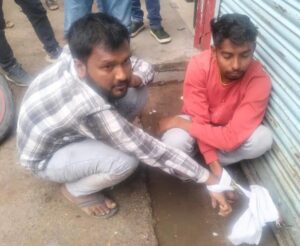 जालौन के उरई में एटीएम मशीन के साथ छेड़छाड़ करते पकड़े गए दो युवक, जिन्हें स्थानीय लोगों ने बांधकर पुलिस के हवाले किया