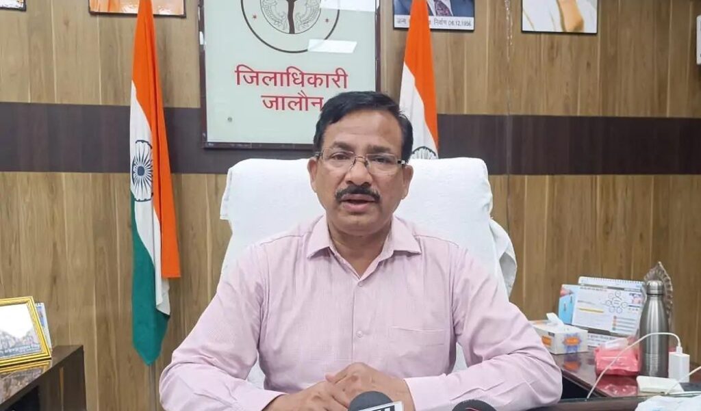 जालौन जिलाधिकारी राजेश कुमार पाण्डेय अधिकारियों के साथ बैठक करते हुए और स्कूली वाहनों की सुरक्षा के लिए कड़े निर्देश जारी करते हुए