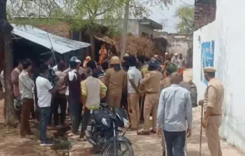 जालौन में रूह कंपा देने वाली वारदात: छोटे भाई से कुकर्म की फोटो देखी तो दोस्तों ने की किशोर की हत्या, पशुबाड़े में दबाई लाश news image जालौन के माधौगढ़ में पुलिस बल की तैनाती और वह पशुबाड़ा जहाँ से 17 वर्षीय किशोर का शव बरामद किया गया