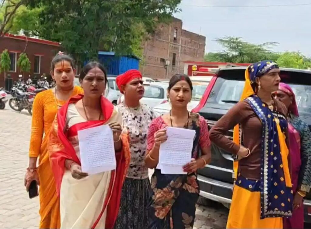 जालौन: किन्नर समुदाय में छिड़ा 'वर्चस्व और हक' का संग्राम; शिष्यों ने गुरु पर लगाया कमाई हड़पने और प्रताड़ना का गंभीर आरोप news image जालौन में सिटी मजिस्ट्रेट कार्यालय के बाहर प्रदर्शन करते और प्रार्थना पत्र सौंपते हुए किन्नर समुदाय के पीड़ित सदस्य