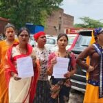 जालौन: किन्नर समुदाय में छिड़ा 'वर्चस्व और हक' का संग्राम; शिष्यों ने गुरु पर लगाया कमाई हड़पने और प्रताड़ना का गंभीर आरोप जालौन में सिटी मजिस्ट्रेट कार्यालय के बाहर प्रदर्शन करते और प्रार्थना पत्र सौंपते हुए किन्नर समुदाय के पीड़ित सदस्य