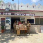 जालौन के थाना आटा पुलिस और आबकारी विभाग की संयुक्त टीम द्वारा पकड़ी गई अवैध अंग्रेजी शराब की पेटियों के साथ गिरफ्तार आरोपी सरमन यादव और पुलिसकर्मी