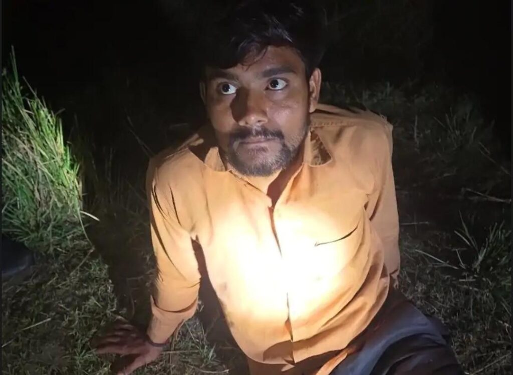 जालौन के माधौगढ़ में पुलिस मुठभेड़ के बाद घायल आरोपी रोहित को अस्पताल ले जाते पुलिसकर्मी और बरामद हथियार