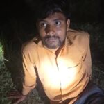 जालौन: गुमशुदा किशोर की हत्या का सनसनीखेज खुलासा; पुलिस मुठभेड़ में मुख्य आरोपी के पैर में लगी गोली जालौन के माधौगढ़ में पुलिस मुठभेड़ के बाद घायल आरोपी रोहित को अस्पताल ले जाते पुलिसकर्मी और बरामद हथियार