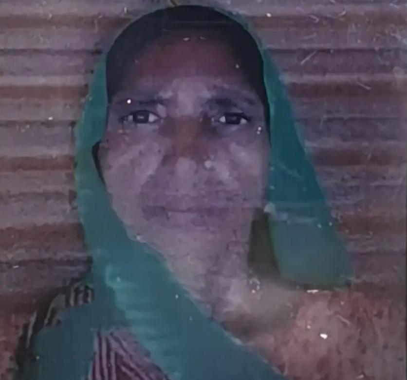 जालौन के कुठौंद क्षेत्र के नौरजपुर गांव में करंट लगने से हुई बुजुर्ग महिला की मृत्यु के बाद शोक संतप्त परिजन और गांव की भीड़