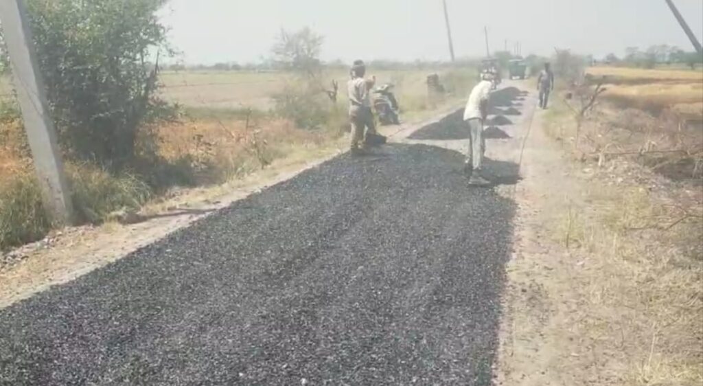 कोंच: मानकों की धज्जियां उड़ाकर बनाई जा रही 11 लाख की सड़क, ग्रामीणों के आक्रोश के बाद विधायक ने दिए जांच के कड़े निर्देश news image कोंच के ग्राम गुरावती में पीडब्ल्यूडी द्वारा बनाई जा रही घटिया सड़क का निरीक्षण करते ग्रामीण और शिकायत लेकर विधायक आवास पहुंचे प्रदर्शनकारी