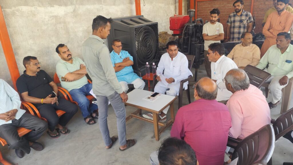 कोंच: मानकों की धज्जियां उड़ाकर बनाई जा रही 11 लाख की सड़क, ग्रामीणों के आक्रोश के बाद विधायक ने दिए जांच के कड़े निर्देश news image कोंच के ग्राम गुरावती में पीडब्ल्यूडी द्वारा बनाई जा रही घटिया सड़क का निरीक्षण करते ग्रामीण और शिकायत लेकर विधायक आवास पहुंचे प्रदर्शनकारी