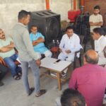 कोंच के ग्राम गुरावती में पीडब्ल्यूडी द्वारा बनाई जा रही घटिया सड़क का निरीक्षण करते ग्रामीण और शिकायत लेकर विधायक आवास पहुंचे प्रदर्शनकारी