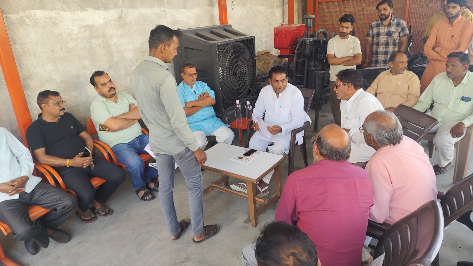 कोंच के ग्राम गुरावती में पीडब्ल्यूडी द्वारा बनाई जा रही घटिया सड़क का निरीक्षण करते ग्रामीण और शिकायत लेकर विधायक आवास पहुंचे प्रदर्शनकारी