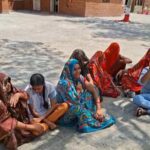 नाबालिग हत्याकांड: तीन फरार आरोपियों की गिरफ्तारी न होने पर परिजनों का फूटा दर्द, एसपी से लगाई न्याय की गुहार जालौन में पीड़ित परिवार पुलिस अधीक्षक कार्यालय के बाहर न्याय की मांग करते हुए और एसपी विनय कुमार सिंह को शिकायती पत्र सौंपते हुए